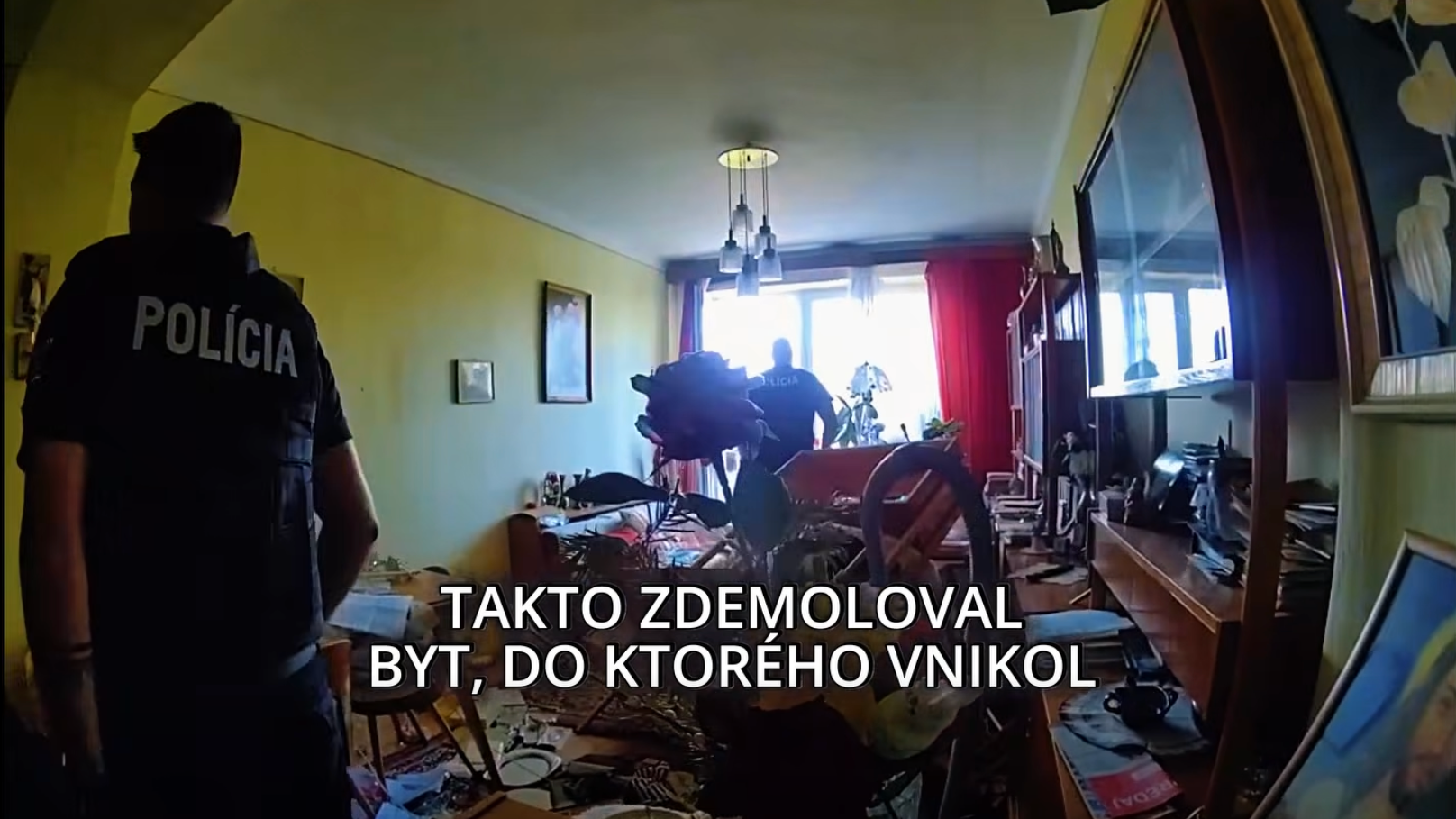 Muž s nožom liezol v Lučenci po balkónoch.