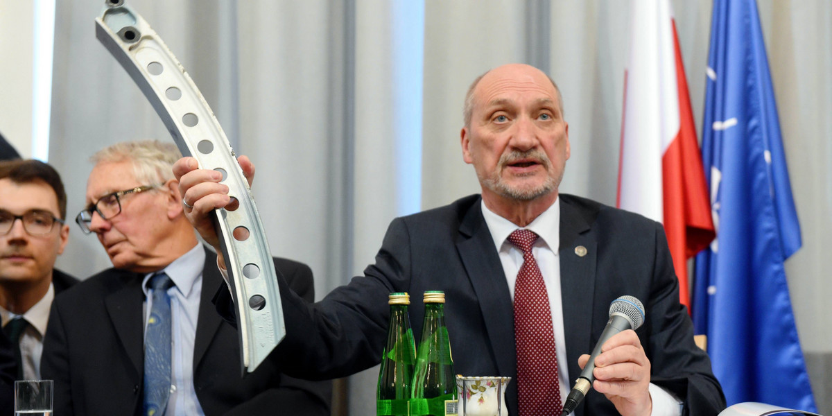 Antoni Macierewicz przedstawił rodzinom ofiar raport końcowy z prac podkomisji smoleńskiej. 