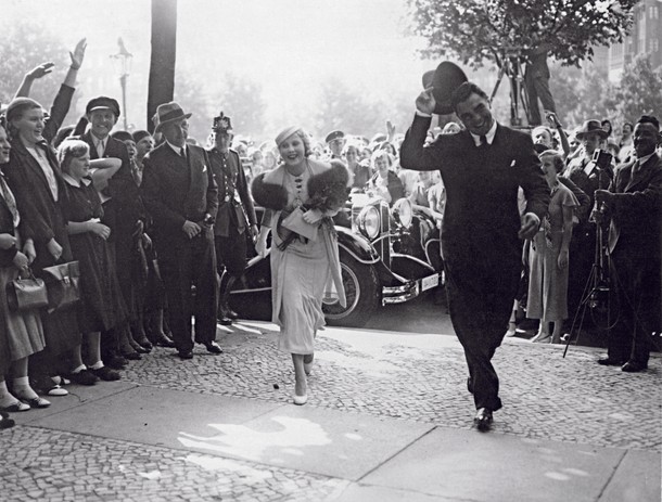 Ślub – Max Schmeling i Anny Ondra przybywają do urzędu stanu cywilnego w Bad Saarow, 6 lipca 1933 r.