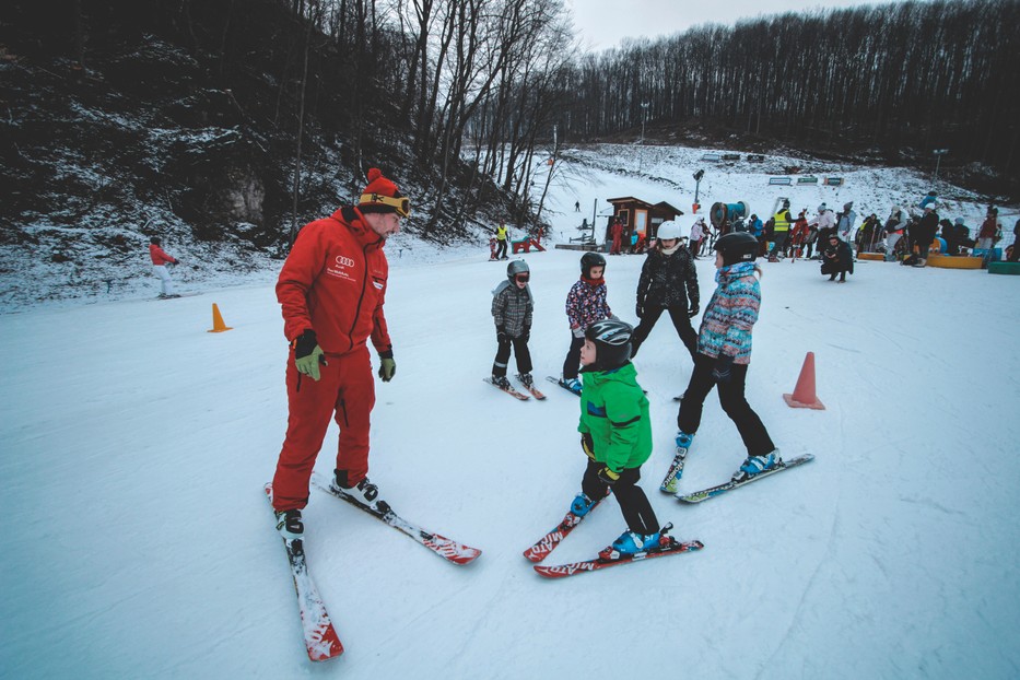 Eplényben egy kettő és egy négy ülőszékes felvonó is a síelők rendelkezésére áll, emellett oktatás, kölcsönző, éttermek is várják a látogatókat
