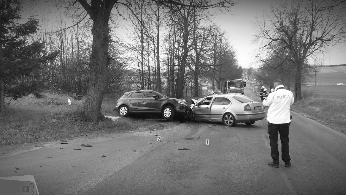 Následky čelnej zrážky v Poprade.