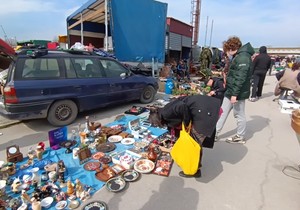 Deo subotičkog buvljaka u Subotici na kom se prodaju stare, polovne stvari, antikviteti - od igle do lokomotive!