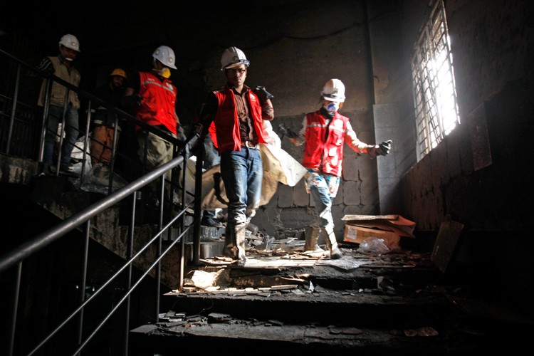 Wynoszone zwłoki ofiar