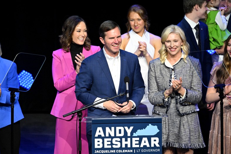 Gubernator Kentucky Andy Beshear po wygranej reelekcji, 7 listopada 2023 r.