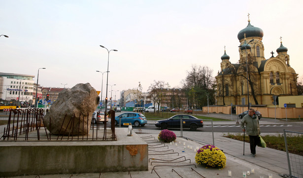 Prowokacja w Warszawie? Głaz z proukraińską tabliczką zamiast pomnika