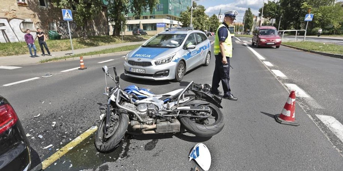 Koszmarny na drodze. Motocyklista przeleciał przez audi