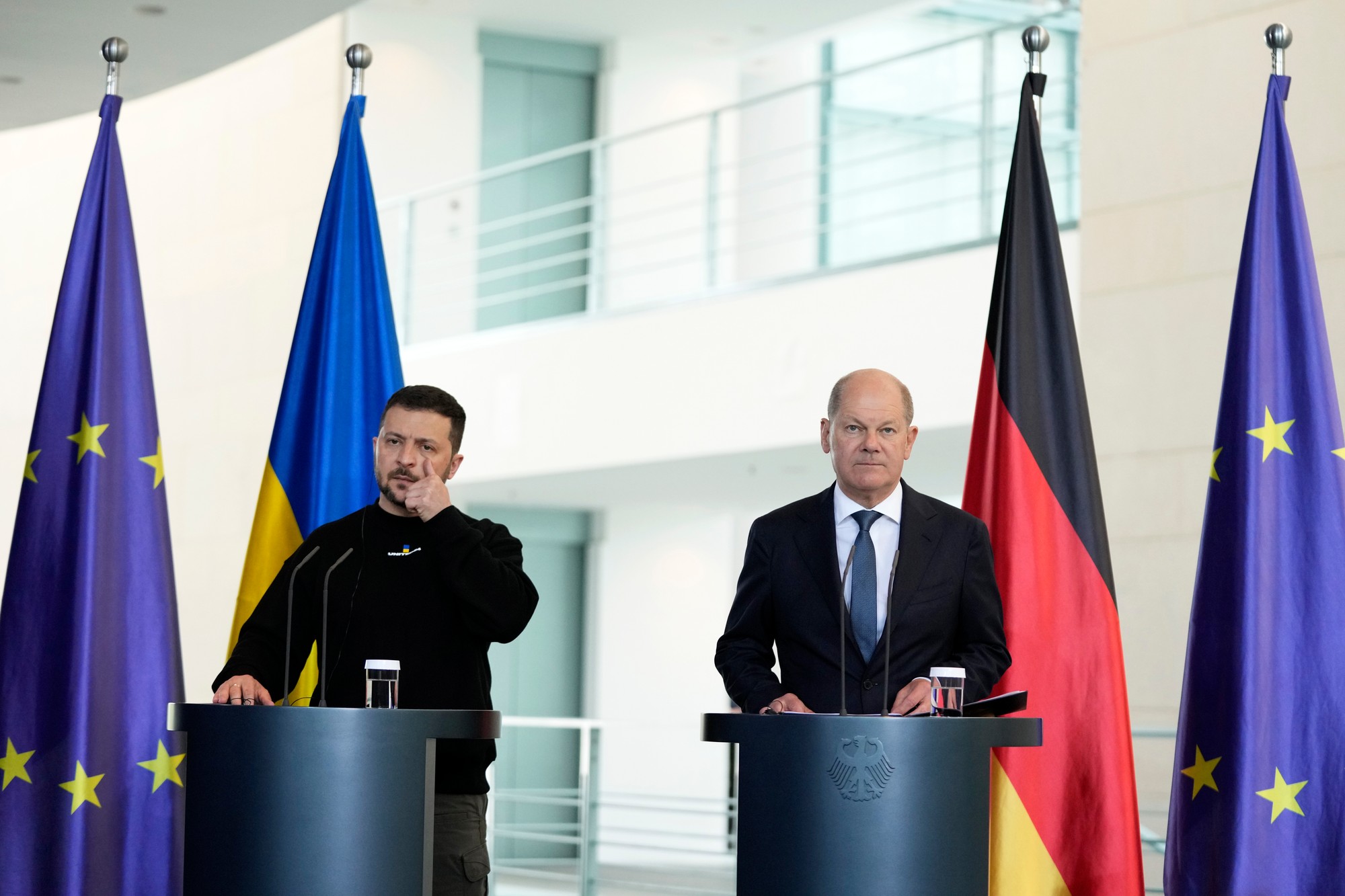 Nemecký kancelár Olaf Scholz a ukrajinský prezident Volodymyr Zelenskyj počas stretnutia v Berlíne.