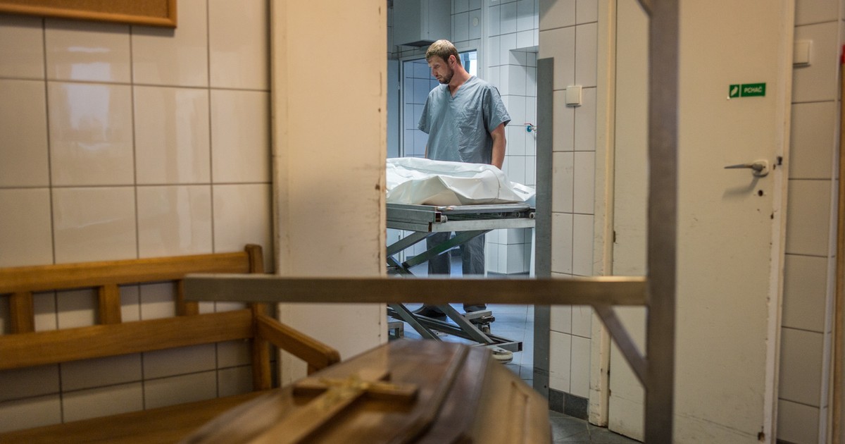 „Śmierć to moja koleżanka”. Styka się z nią codziennie od 26 lat i mówi, kiedy na twarzach zmarłych pojawia się lęk