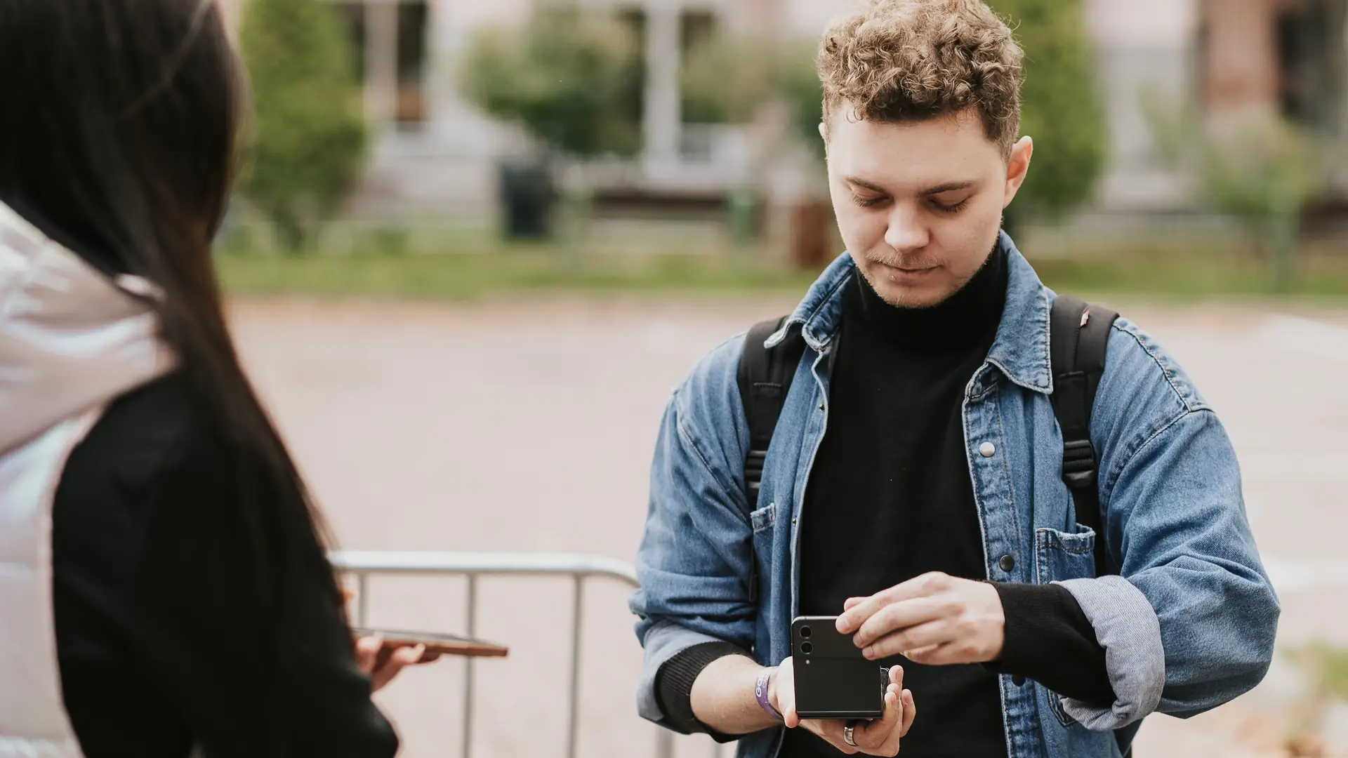 Imprezowy niezbędnik. Zapytaliśmy studentów, bez czego nie ruszają się na miasto