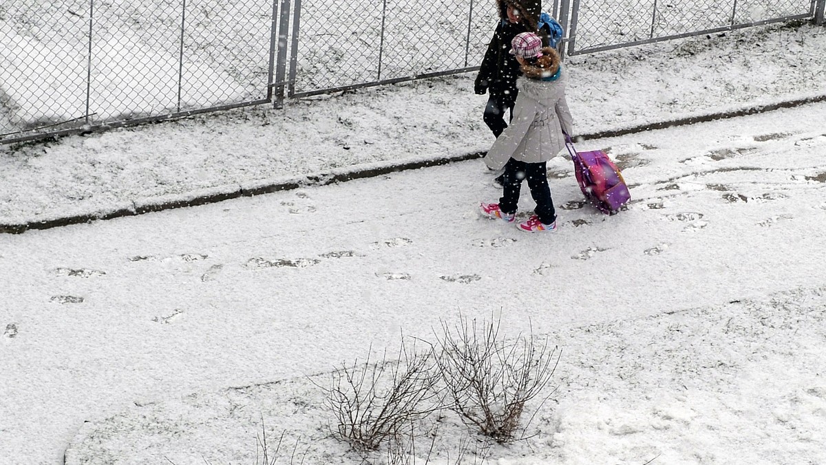 Zamiast przedwiośnia, mamy powrót zimy. Temperatura spada coraz bardziej, nocami ma dochodzić aż do kilkunastu stopni na minusie. Spore części kraju zaczyna też przykrywać z powrotem biały puch.