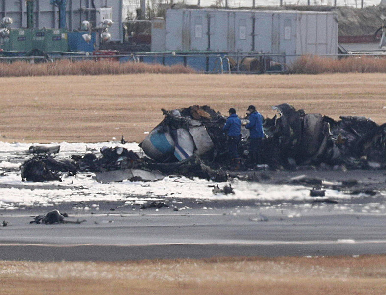 Szczątki spalonego samolotu Japan Airlines