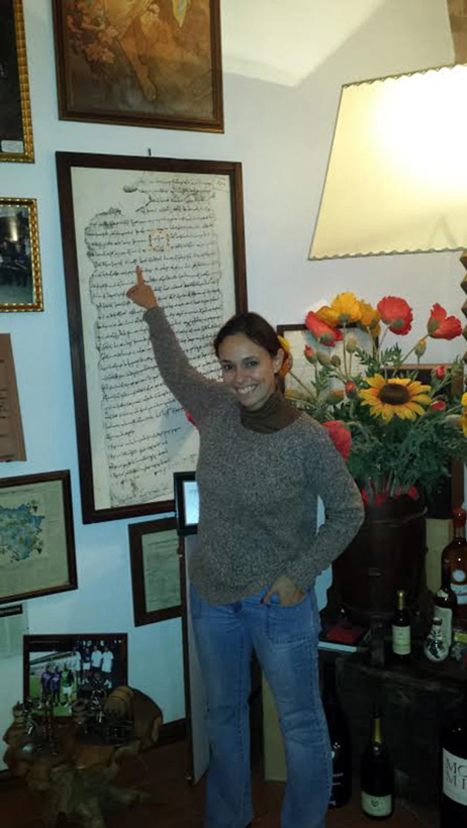 Pinceza Natalija pokazuje povelju uz 994. godine