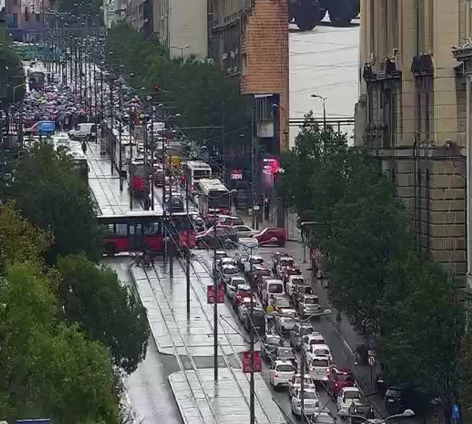 Štrajk prosvetnih radnika: Blokiran saobraćaj u Nemanjinoj ulici