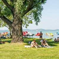 Meghalt egy férfi a Balatonon, többen levideózták, és feltették a netre - a mentősök kiakadtak