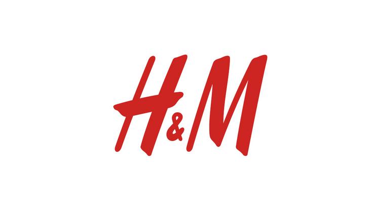 Óriási a botrány a H&M körül - Egy pulóver miatt kerültek kínos helyzetbe