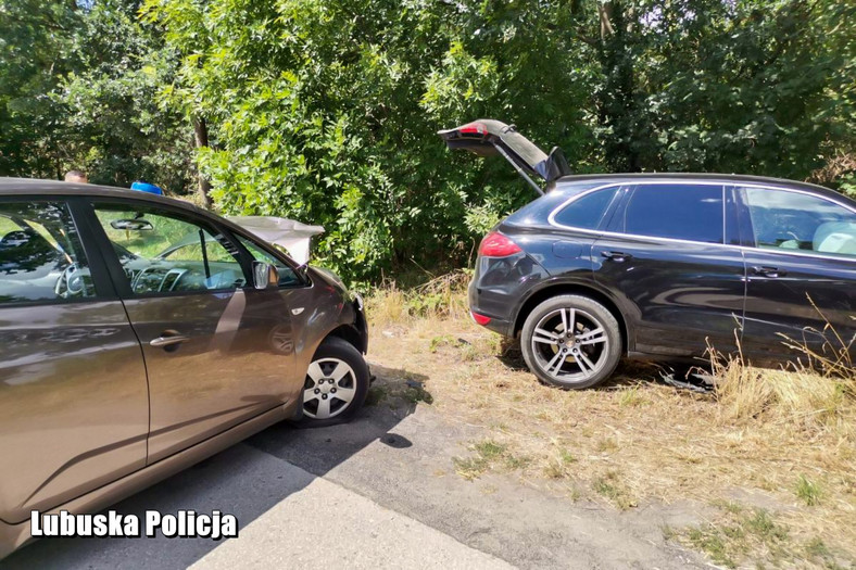 Policjanci ze Wschowy zatrzymali po pościgu 21-latka podejrzewanego o kradzież Porsche Cayenne