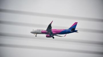 Verekedő magyar utas miatt késett 18 órát a Wizz Air egyik budapesti járata  - Blikk