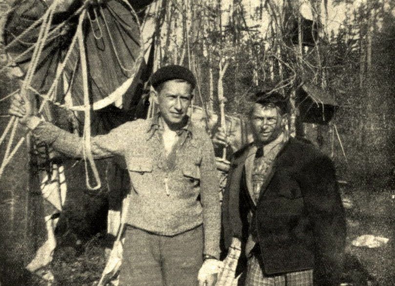 Kpt. Janusz (z lewej) i por. Brenk na miejscu rozbicia balonu. Fot. z książki S. Brenka Balonem „LOPP” nad Morze Białe, Warszawa 1937