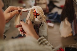 Jak zrobić tradycyjną lalkę motankę – krok po kroku