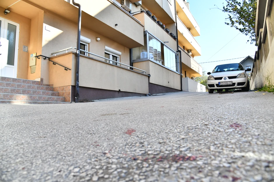 Prvi trag krvi je u ulici Nikole Simića, a dalje tragovi vode do zgrade mladića
