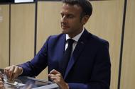 Prezydent Francji Emmanuel Macron podczas I tury wyborów parlamentarnych