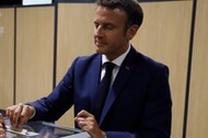 Prezydent Francji Emmanuel Macron podczas I tury wyborów parlamentarnych