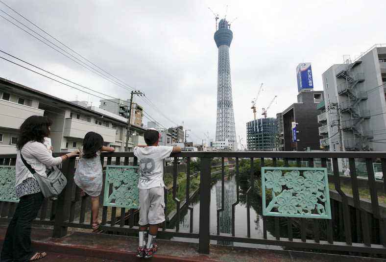 Turyści oglądają Tokyo Sky Tree, fot. Kimimasa Mayama/Bloomberg