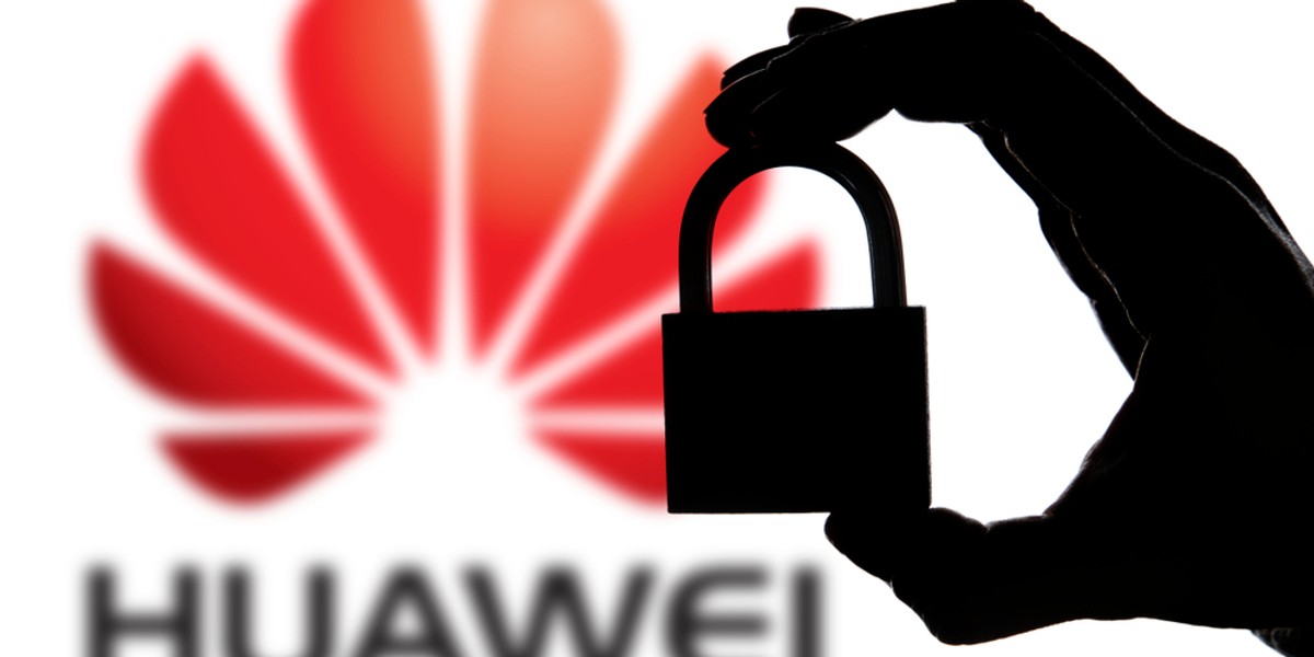 Chiński koncern Huawei zapowiedział w poniedziałek, że w ciągu trzech lat zainwestuje we Włoszech 3,1 mld USD i utworzy 1000 miejsc pracy. Szef lokalnego oddziału firmy Thomas Miao wezwał Rzym do zapewnienia "uczciwości" ws. regulacji dotyczących sieci 5G.