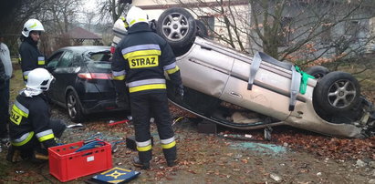 Dachowanie mazdy w Konstantynowie. Kierowca pijany