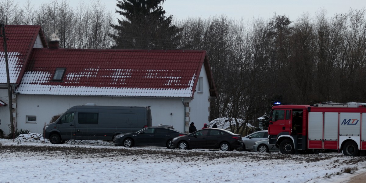 Siecieborzyce. Przed domem, w którym 31-latka mieszka z dwójką dzieci i swoimi rodzicami, ktoś zostawił pakunek z ładunkiem wybuchowym. 