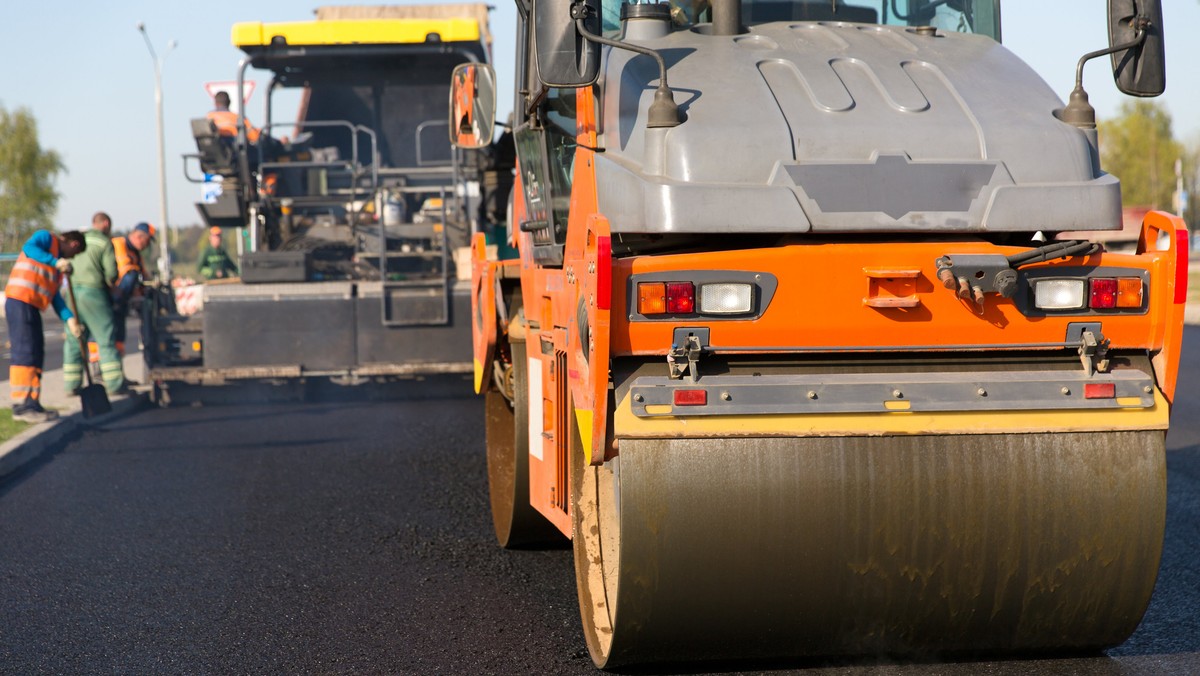 Miał trwać nie dłużej niż dwa miesiące i być sprawnie przeprowadzony - mowa o remoncie 340-metrowego dwupasmowego odcinka na al. Jana Pawła II w Tarnowie. Termin zakończenia minął 25 listopada, ale robotnicy nadal nie zeszli z placu budowy - informuje Radio Kraków.