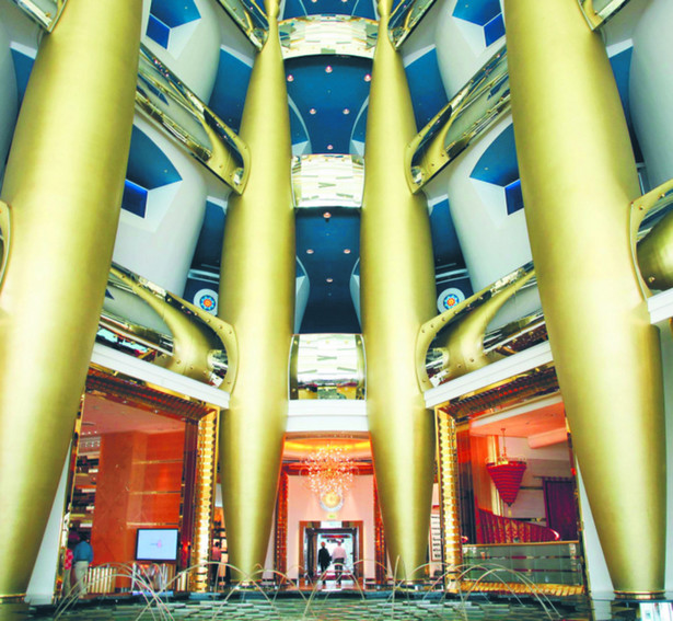 Za dwa tygodnie w luksusowym, sześciogwiazdkowym hotelu w Burj Al Arab para zapłaci 100 tys. zł