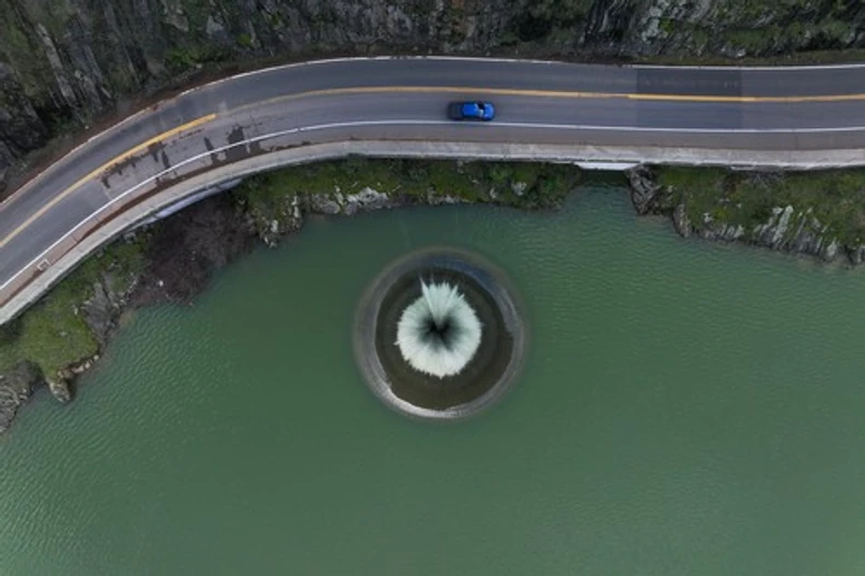 Rupa u jezeru Berjesa