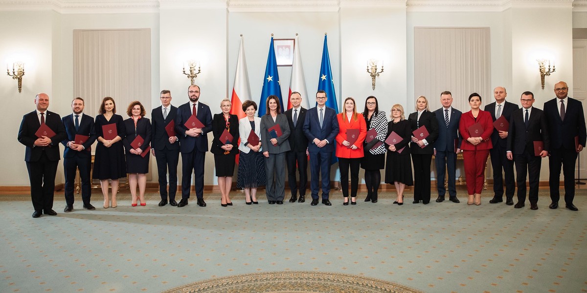 Premier z prezydentem i członkami swojego rządu.