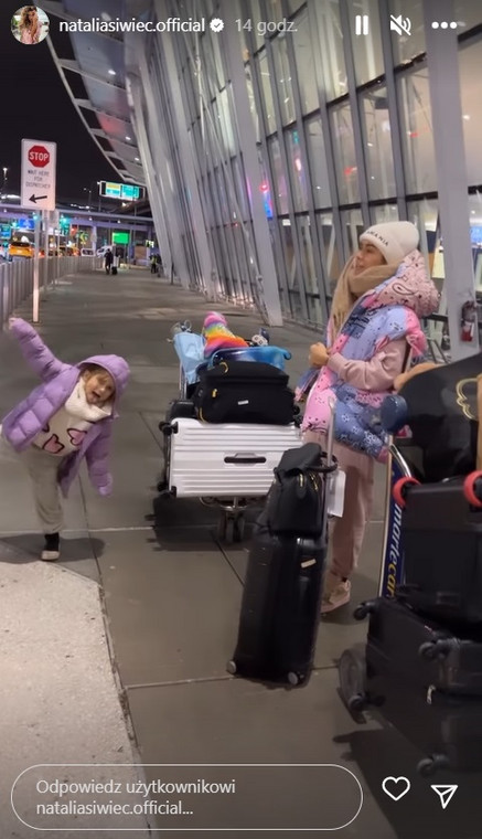 Natalia Siwiec z córką przed lotniskiem w Nowym Jorku