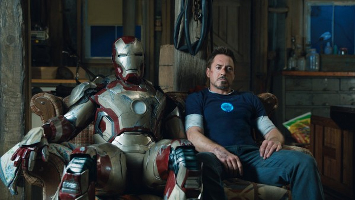 W miniony weekend "Iron Man 3" zadebiutował w 42 krajach, co przyniosło mu rekordowe 195 milionów dolarów dochodu. Taki wynik zapewni "Iron Manowi 3" miejsce w historii: film pokonał tym samym światowy rekord otwarcia należący wcześniej do "Avengersów".
