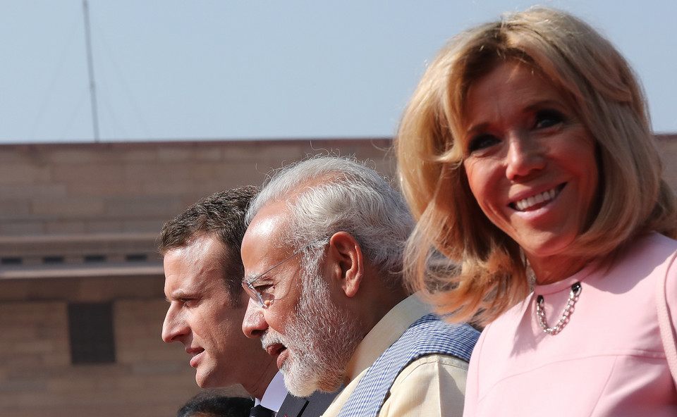 Brigitte Macron w różowej mini w Indiach