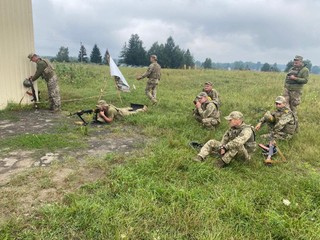 Sikorski wzywa do wstrzymania świadczeń dla Ukraińców zdolnych do walki