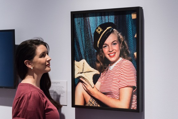 STO GODINA OD ROĐENJA Izložba koja otkriva ženu iza legende: Merilin Monro u očima  slavnih umetnika (FOTO)