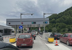 Kilometarske kolone pred ulaz na crnogorski auto-put