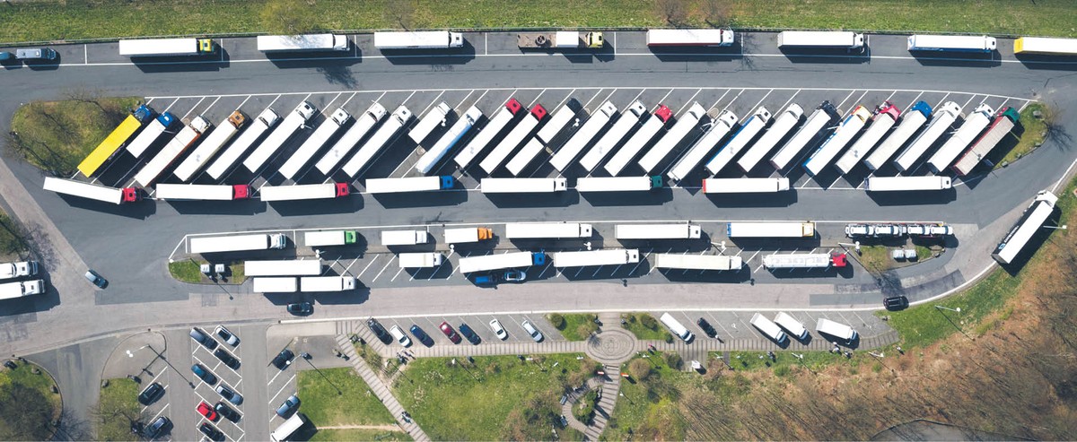 Zatrudnieni na dwa lata filipińscy kierowcy żyli, gotowali, prali swoje ubrania i pracowali we dwójkę na ośmiu metrach kwadratowych swojej ciężarówki