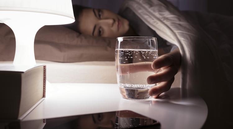 Ha ezt iszod lefekvés előtt, könnyen leolvas a hasadról a zsír Fotó: Getty Images