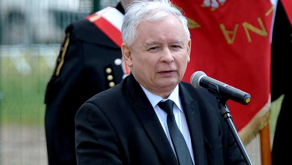 Prezes PiS Jarosław Kaczyński, Marta Kaczyńska, premier Beata Szydło wraz z ministrami i parlamentarzystami dziś wieczorem w Krakowie oddali hołd Lechowi Kaczyńskiemu. Na grobie pary prezydenckiej w krypcie Katedry na Wawelu złożone zostały kwiaty.