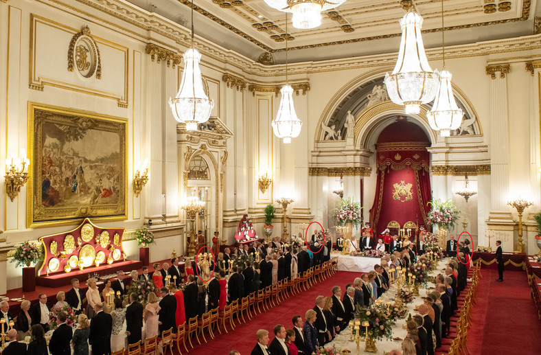 Rozkład miejsc przy stole w Pałacu Buckingham. Od lewej: Rose Hanbury, książę William, księżna Kate