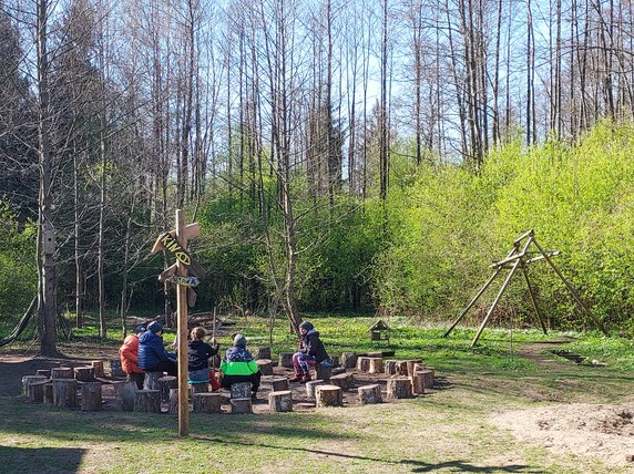 Dzień w leśnej szkole rozpoczyna się od kręgu