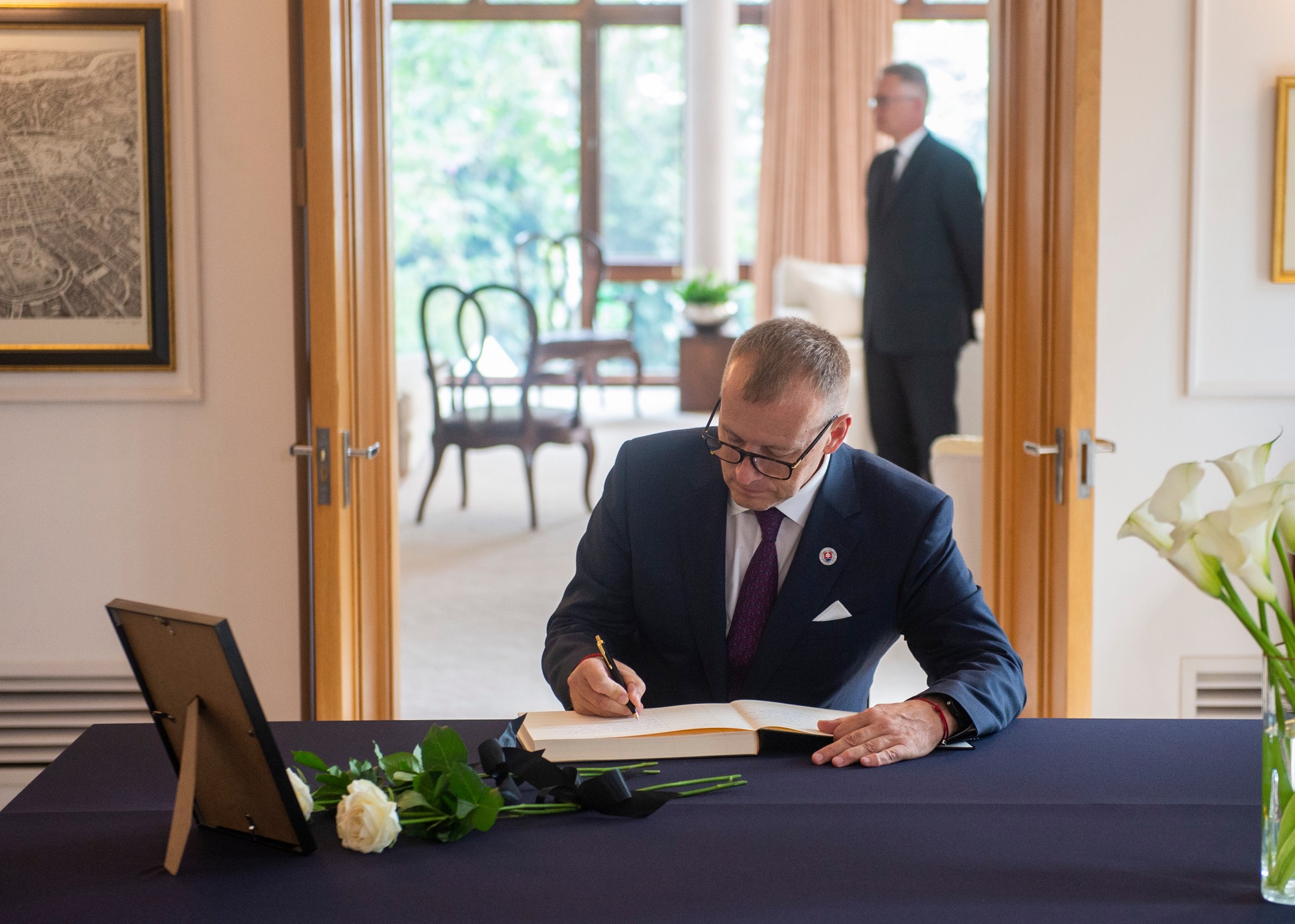 Boris Kollár (Sme rodina) počas podpisu do kondolenčnej knihy.