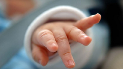 Tragédia: újszülött ikrek hunytak el – Köze lehetett a halálukhoz az anyának?