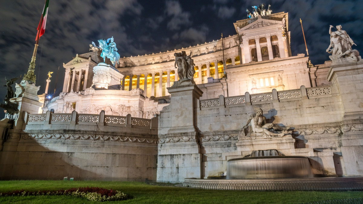 Zarzut znieważenia miejsca pamięci postawiono w Rzymie amerykańskiej turystce, która zamoczyła stopę w fontannie przy Ołtarzu Ojczyzny na placu Weneckim. Kobieta została zatrzymana przez strażników miejskich oraz karabinierów; zapłaci 450 euro kary.