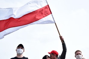 Białorusini czekają w kolejce, by podpisać listy poparcia dla kandydatów opozycji, Mińsk, 7 czerwca 2020 r. Fot. Sergei Gapon/AFP/East News