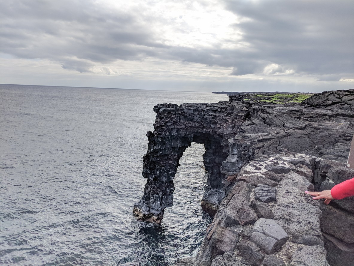 Ikonický morský oblúk Hōlei Sea Arch na ostrove Hawaiʻi sa zrútil do Tichého oceánu.